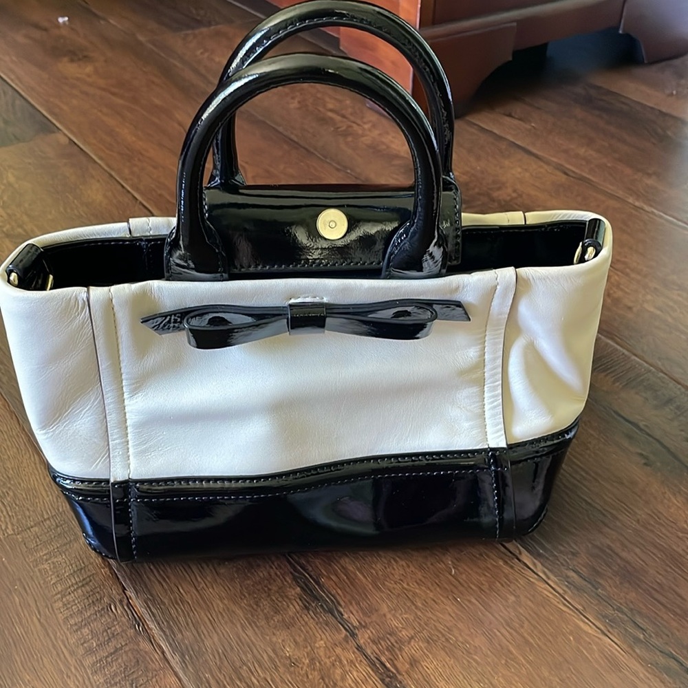 kate spade purse. White and black with bow.